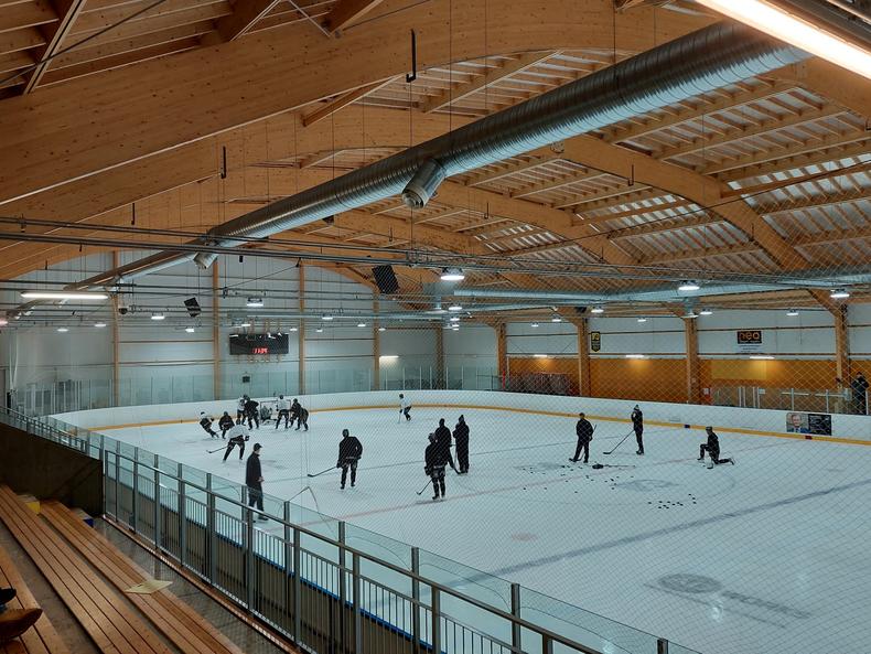 Raision jäähalli 1, kaukalo, jossa pelaajia.