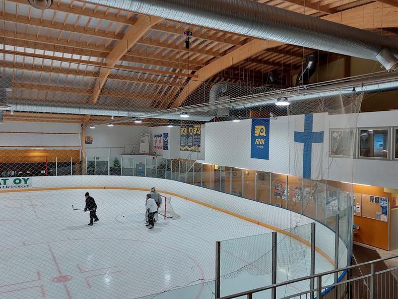 Raision jäähalli 1, kaukalo, jossa pelaajia.