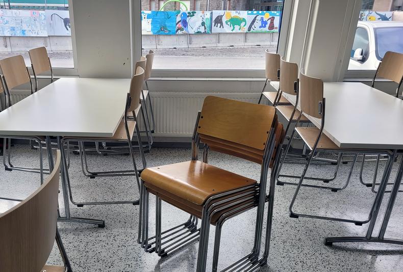 Pöydät ja tuolit siirtyvät vain lyhyen matkan uuteen kouluun