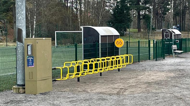 Pyörätelineitä kentällä