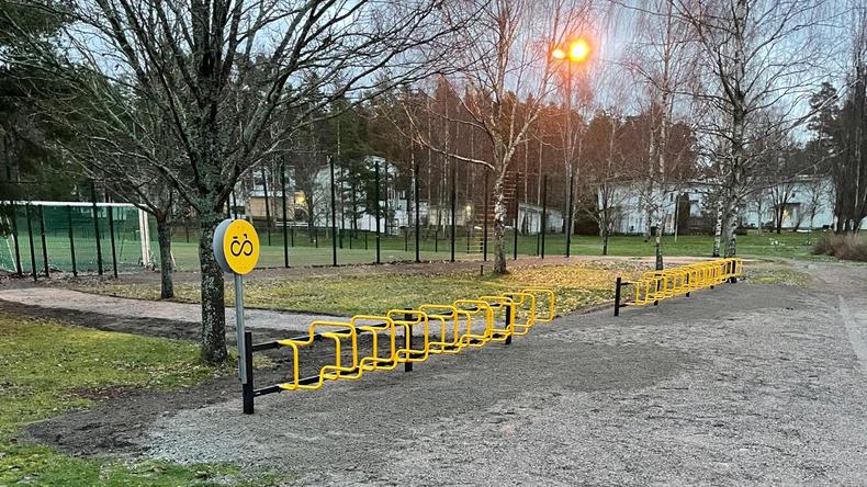 Pyöräparkkeja kentällä