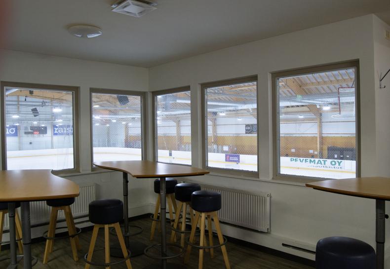 Näkymä Raision jäähallin kahviosta jäälle.