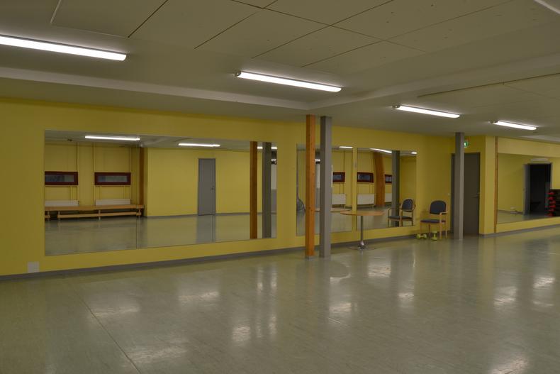 Raision jäähallin peilisali.