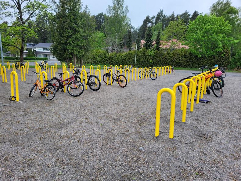 pyörätelineitä koulussa