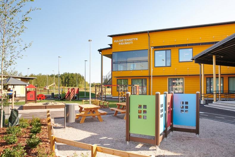 Kuloistenniityn uusi asuinalue rakentuu parhaillaan Raision ja Turun rajalle. Uusi hirsirunkoinen päiväkoti on nopeasti noussut perheiden suosikkivalinnaksi.