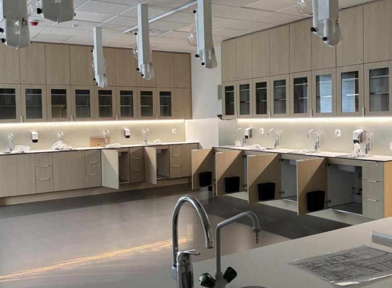 Tiedonpuiston koulun fysiikan- ja kemian luokka