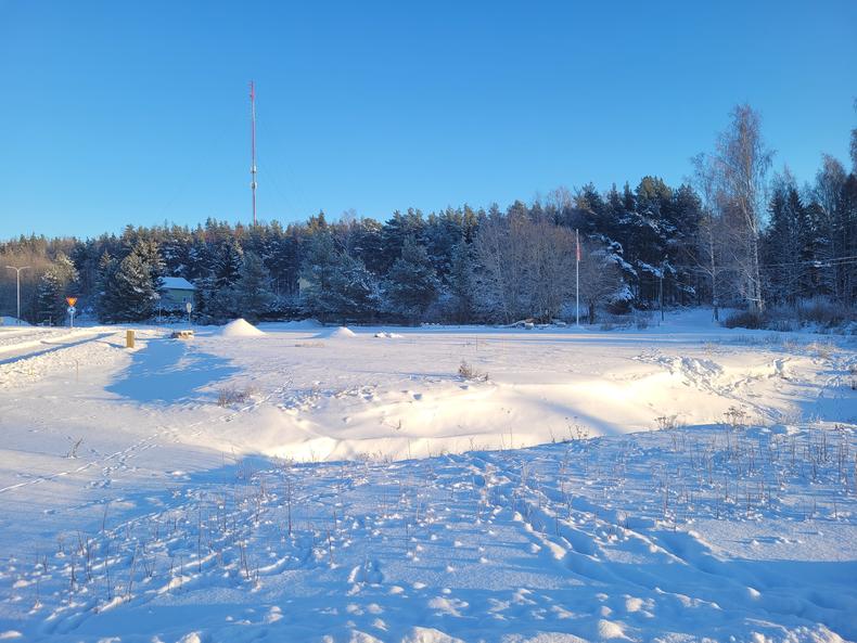 A3. Portinvartija, näkymä rakennuspaikalle kevyenliikenteenväylältä