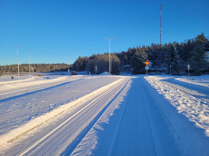 B1. Leppäkertut, Näkymä Kuloistenniitynkatua pitkin kohti kiertoliittymää, jonka takana siintää purettava rakennus