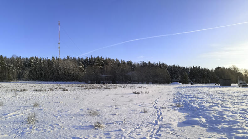 B2. Leppäkertut, näkymä kilpailukohteelle, keskellä purettava rakennus