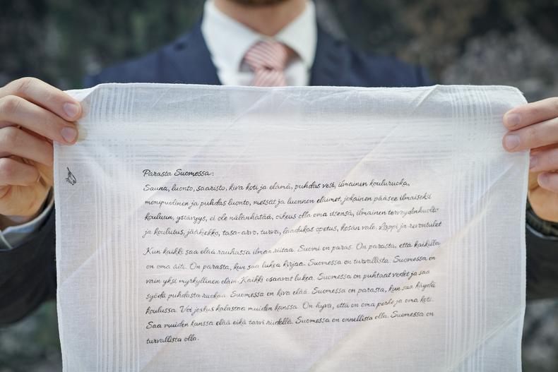 Taskuliinassa kirjailtuna oppilaiden ajatuksia.