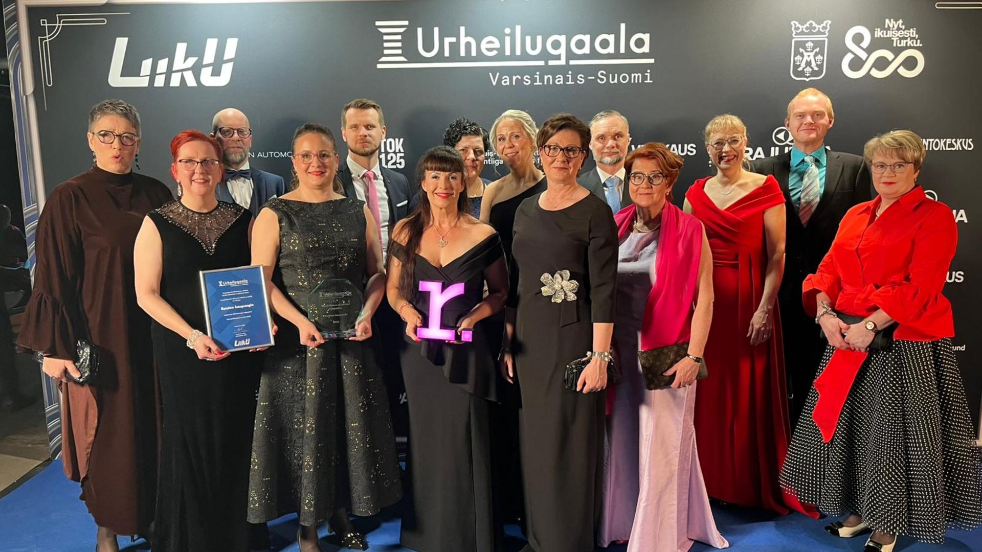 Palkinnon vastaanottajia Urheilugaalassa.