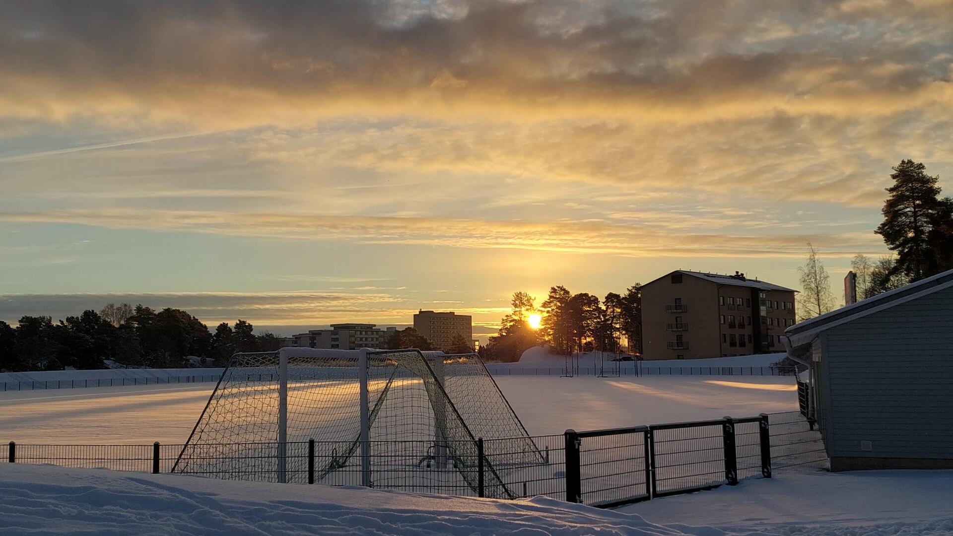 Talvinen aurinkoinen päivä Kerttulassa. 