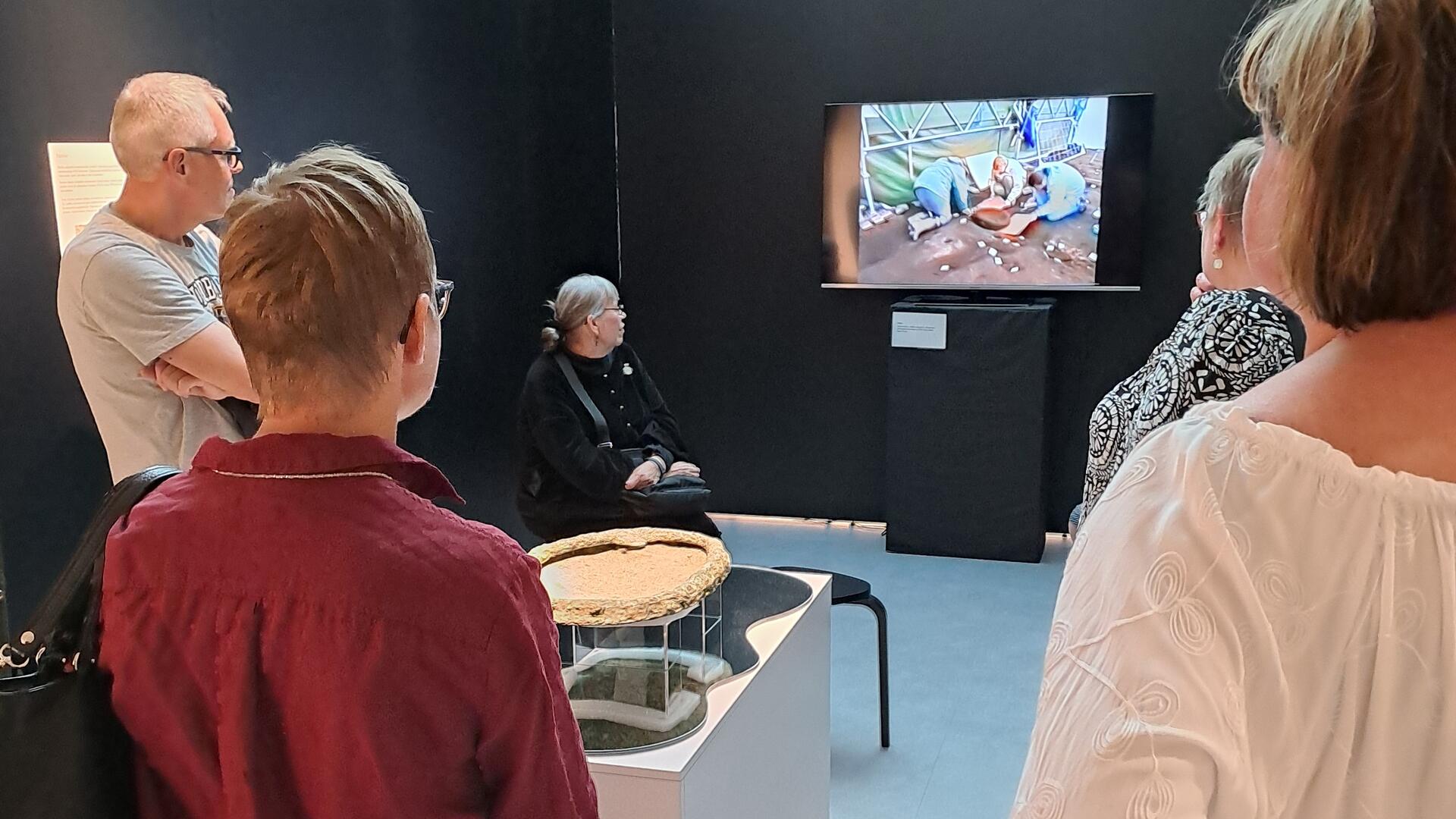 Henkilöitä harkon äärellä.