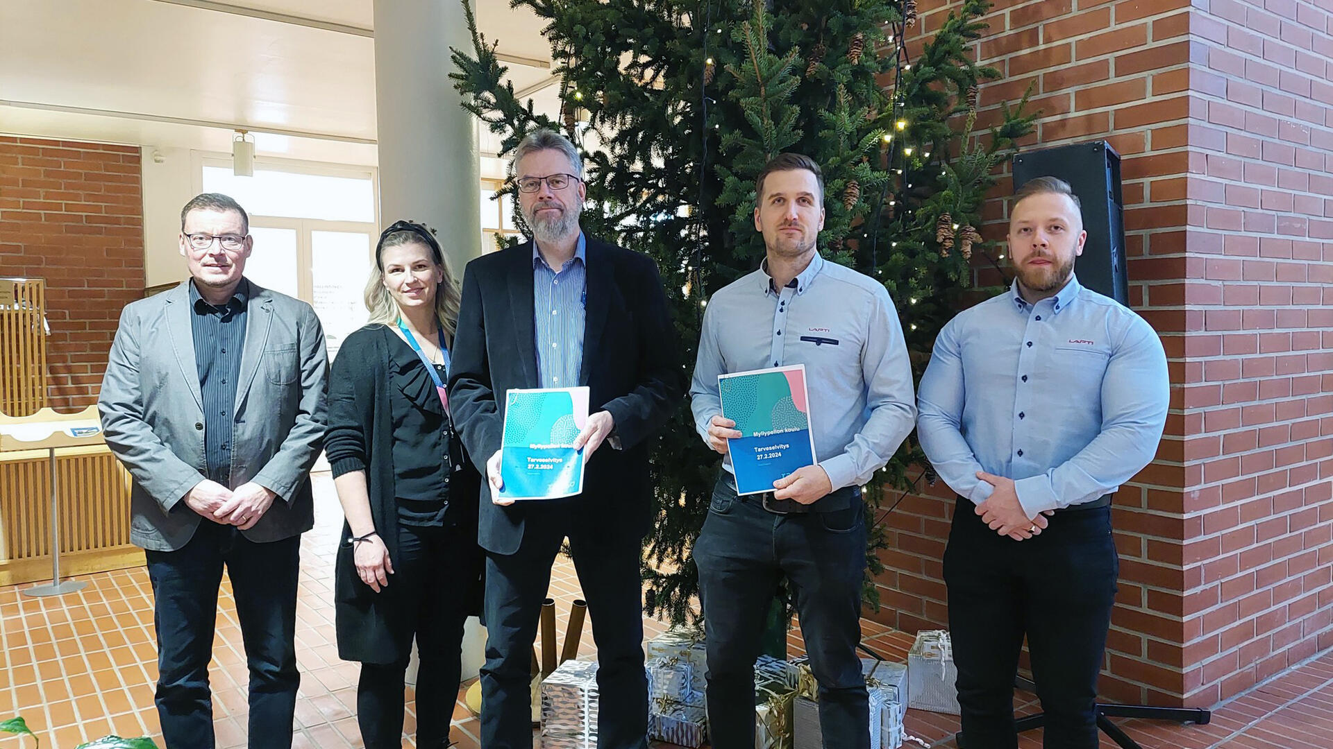 Myllypellon koulun projektijohtourakoinnin allekirjoitustilaisuus.