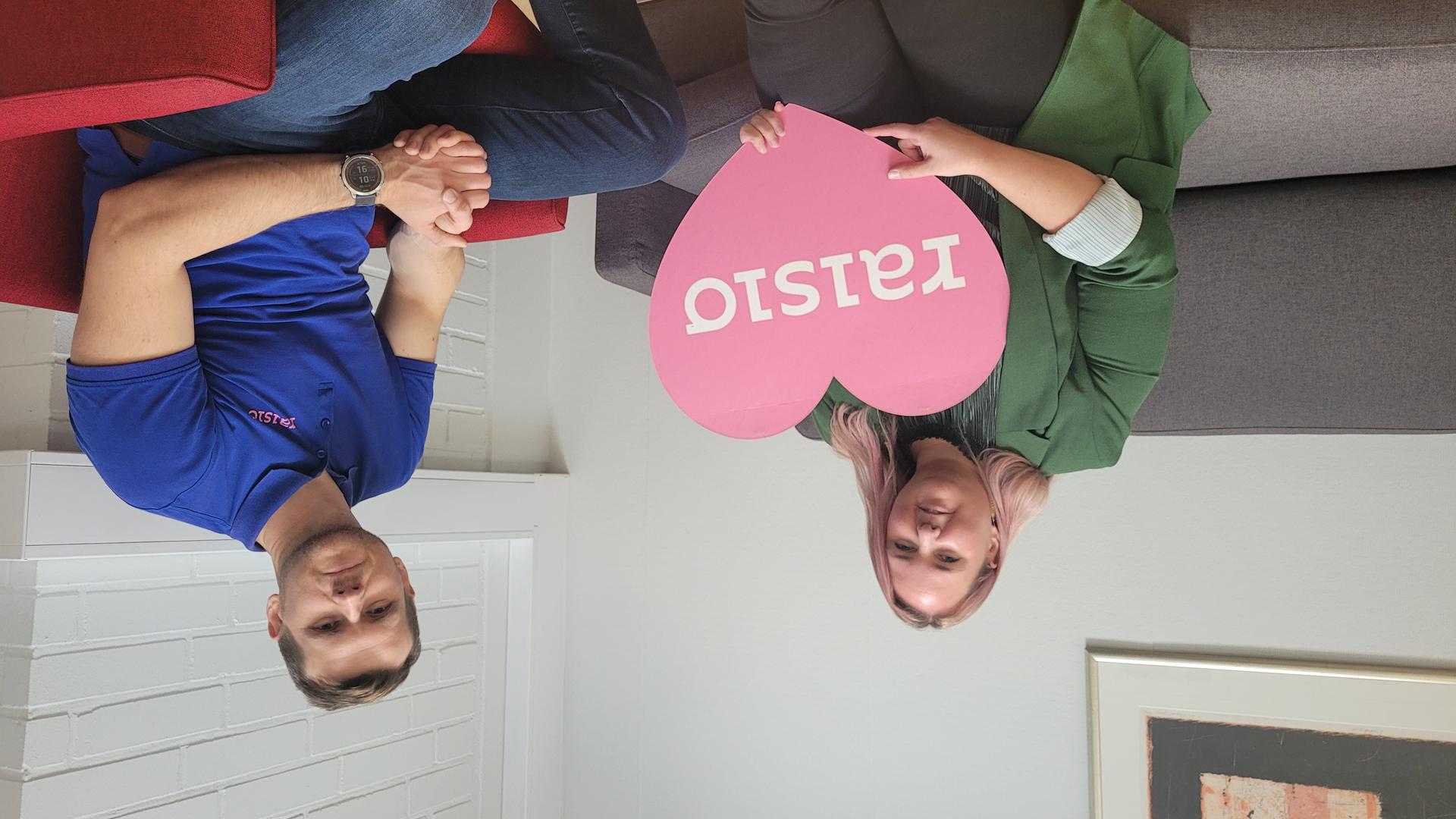 Anni Hakala ja Eero Vainio podcastin äänityksessä