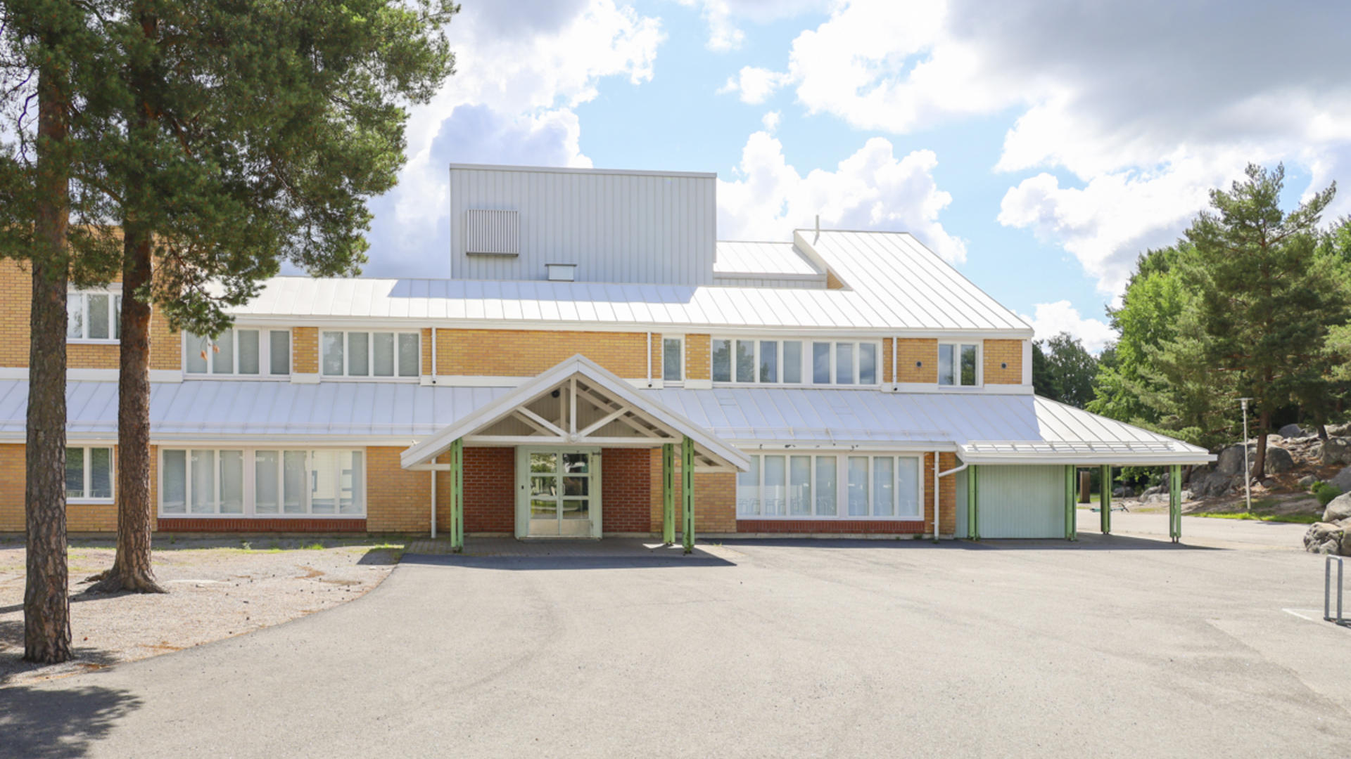 Friisilän koulun keltainen tiilirakennus