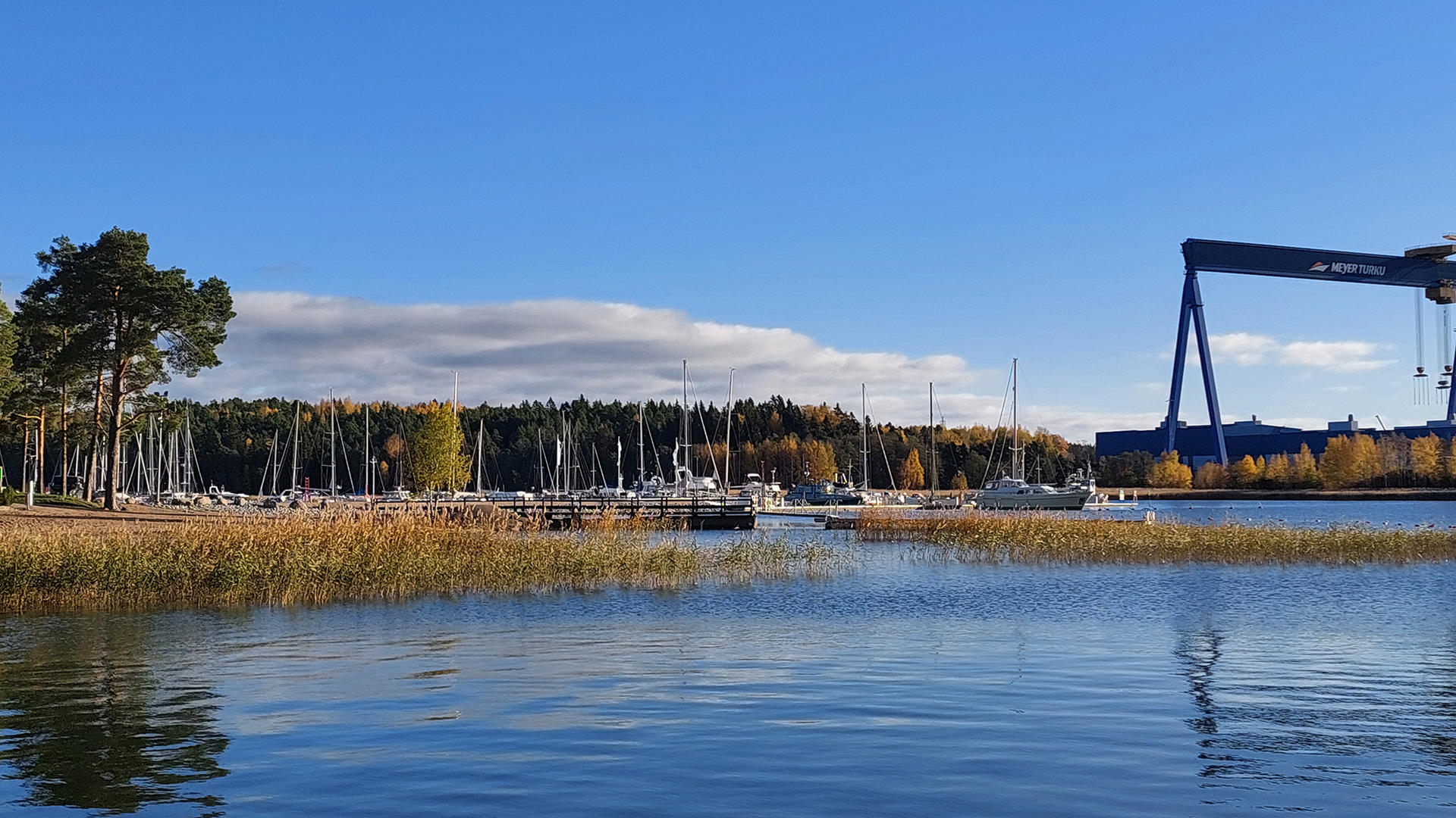 Hahdenniemen uimaranta syksyllä.