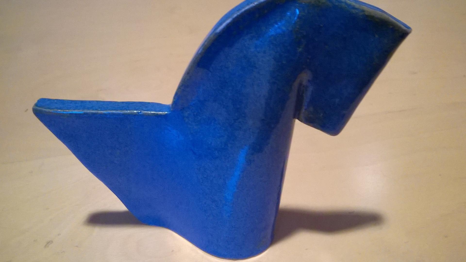 Palkintona jaettava Runoratsu -keramiikkaveistos