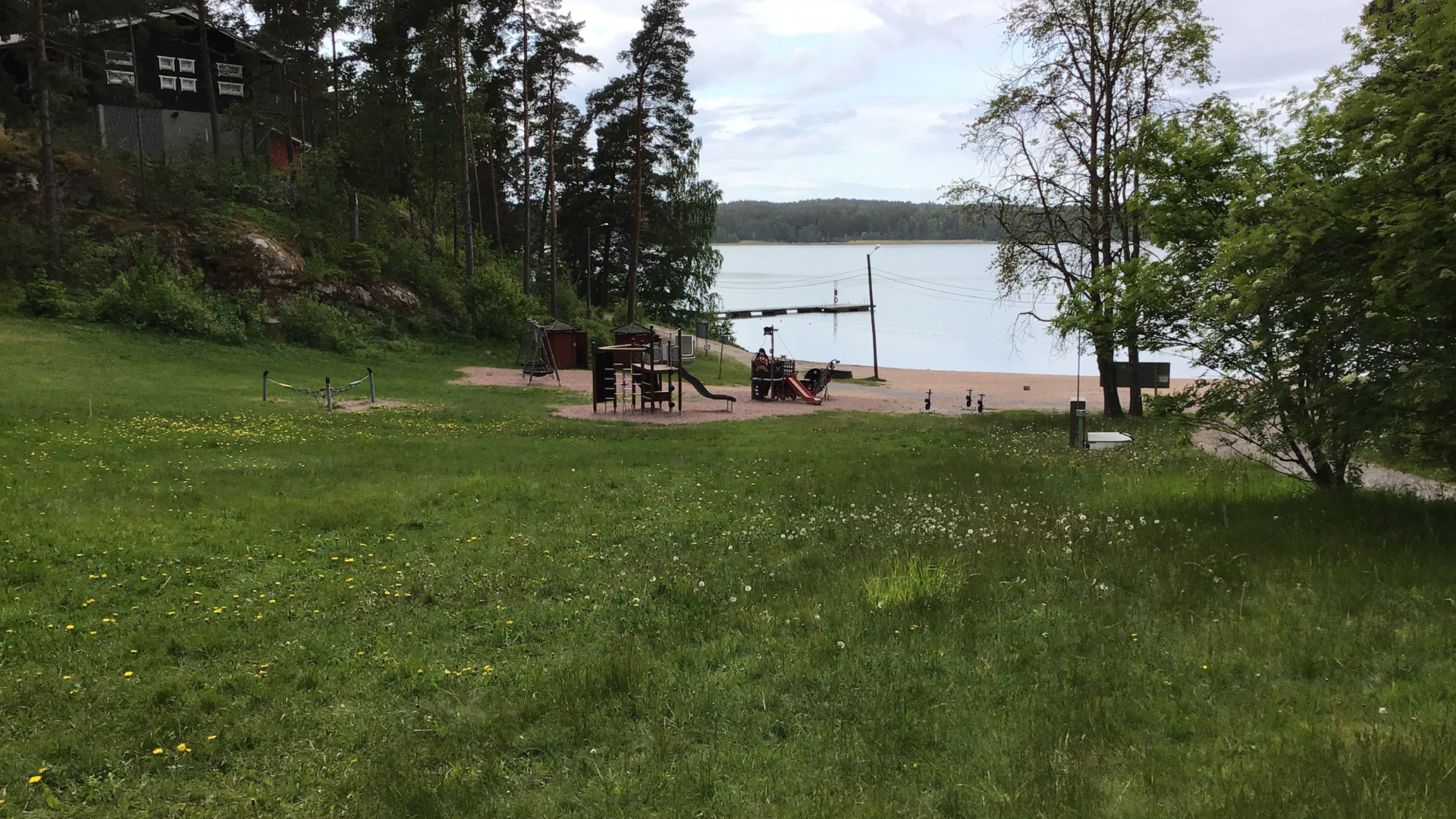 Kuvassa on kesärannan leirikeskuksen ranta