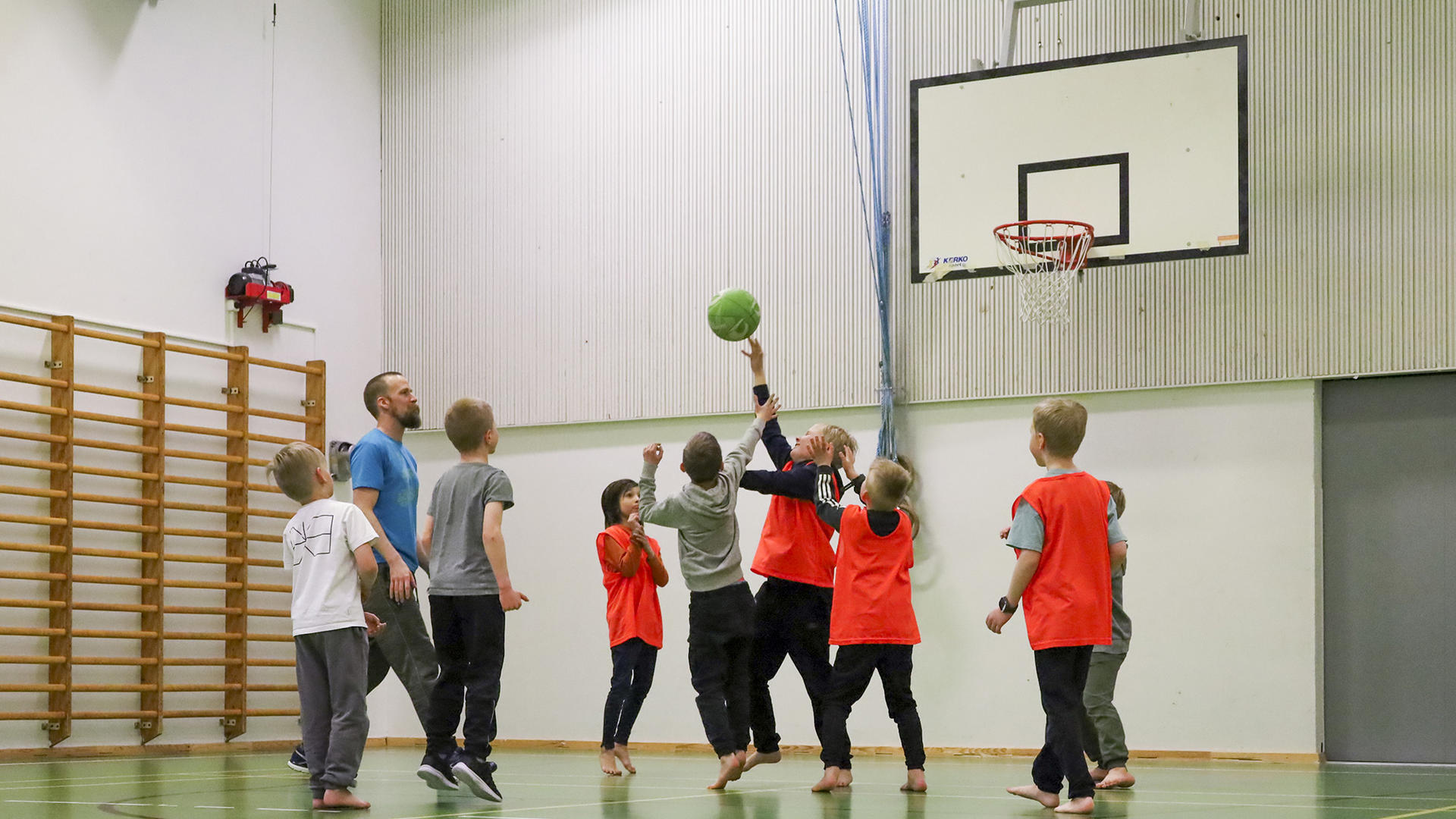 Raisio harrastaa ryhmässä pelataan koripalloa.