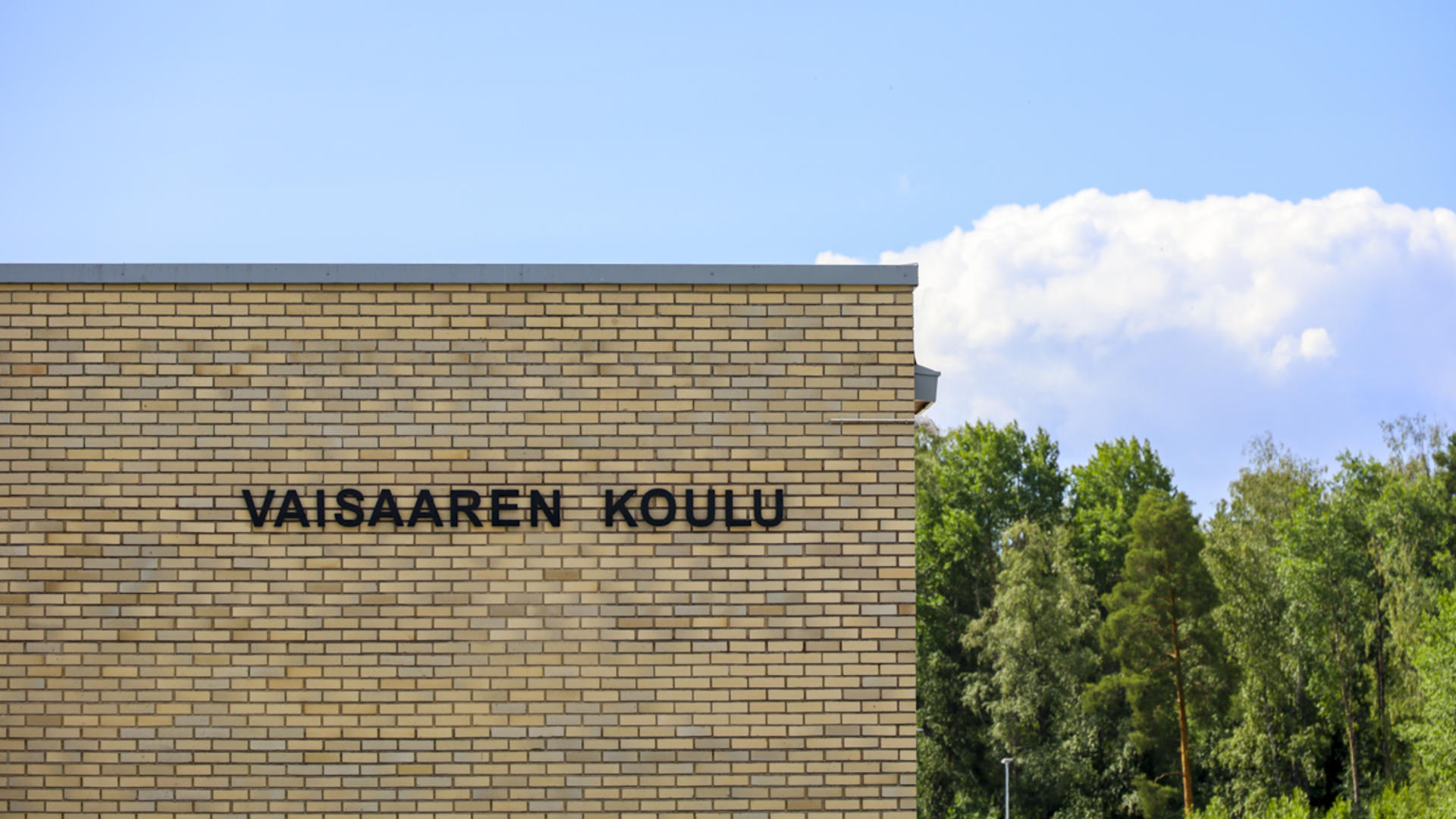 Vaisaaren koulun seinä, jossa teksti Vaisaaren koulu