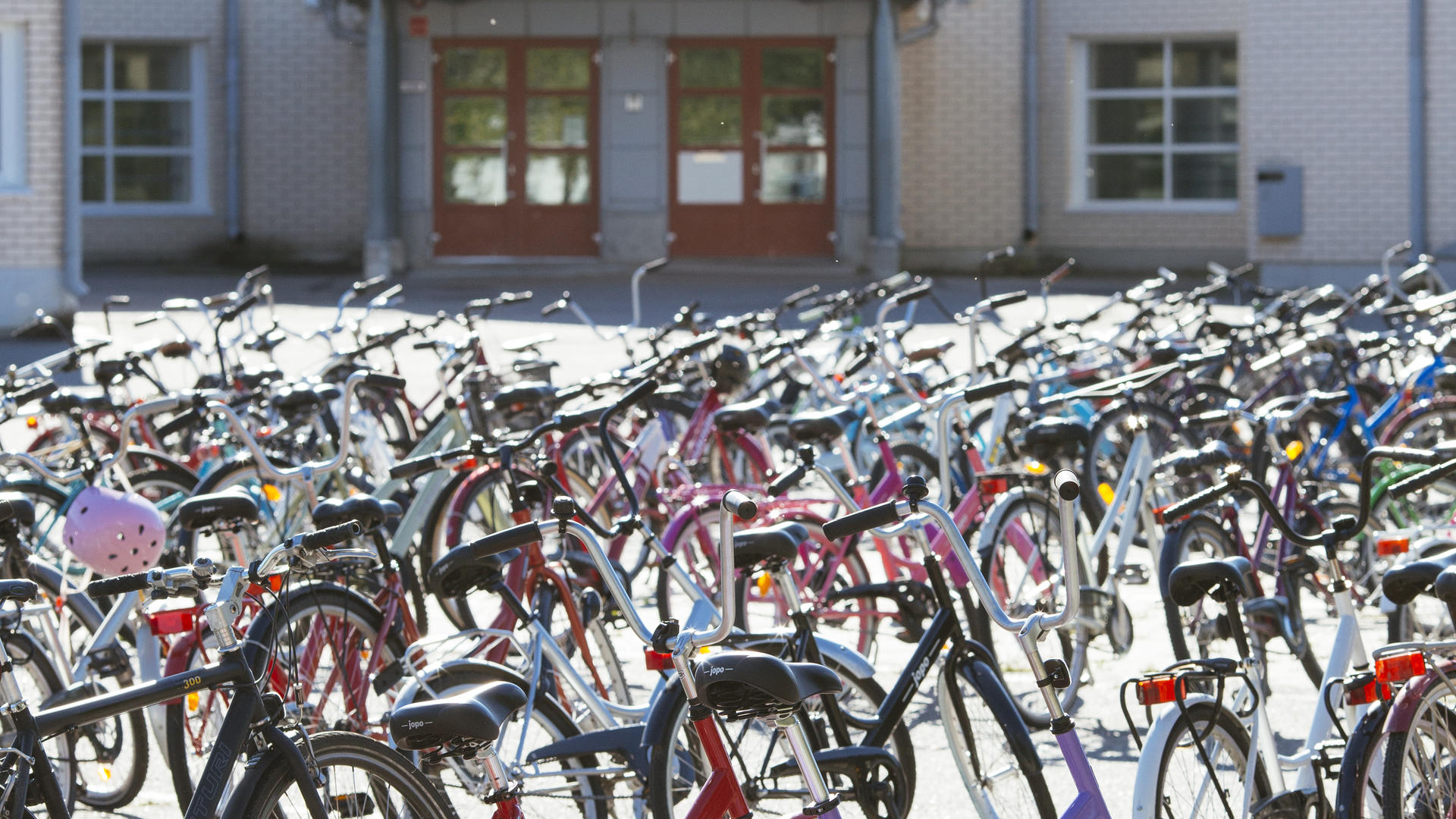 Polkupyöriä Vaisaaren koulun edessä.