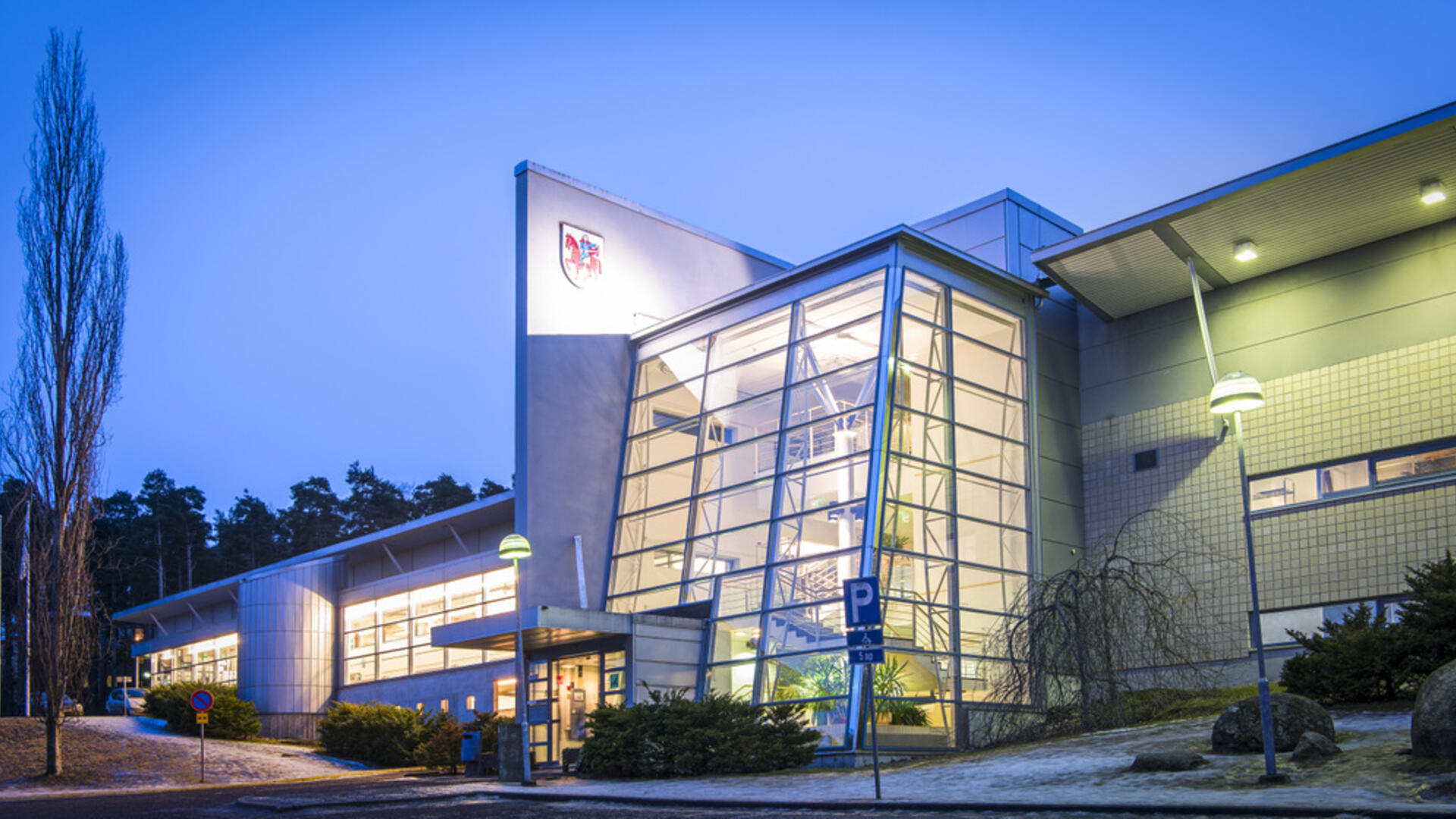 Uintikeskus Ulpukan julkisivu iltavalaistuksessa.