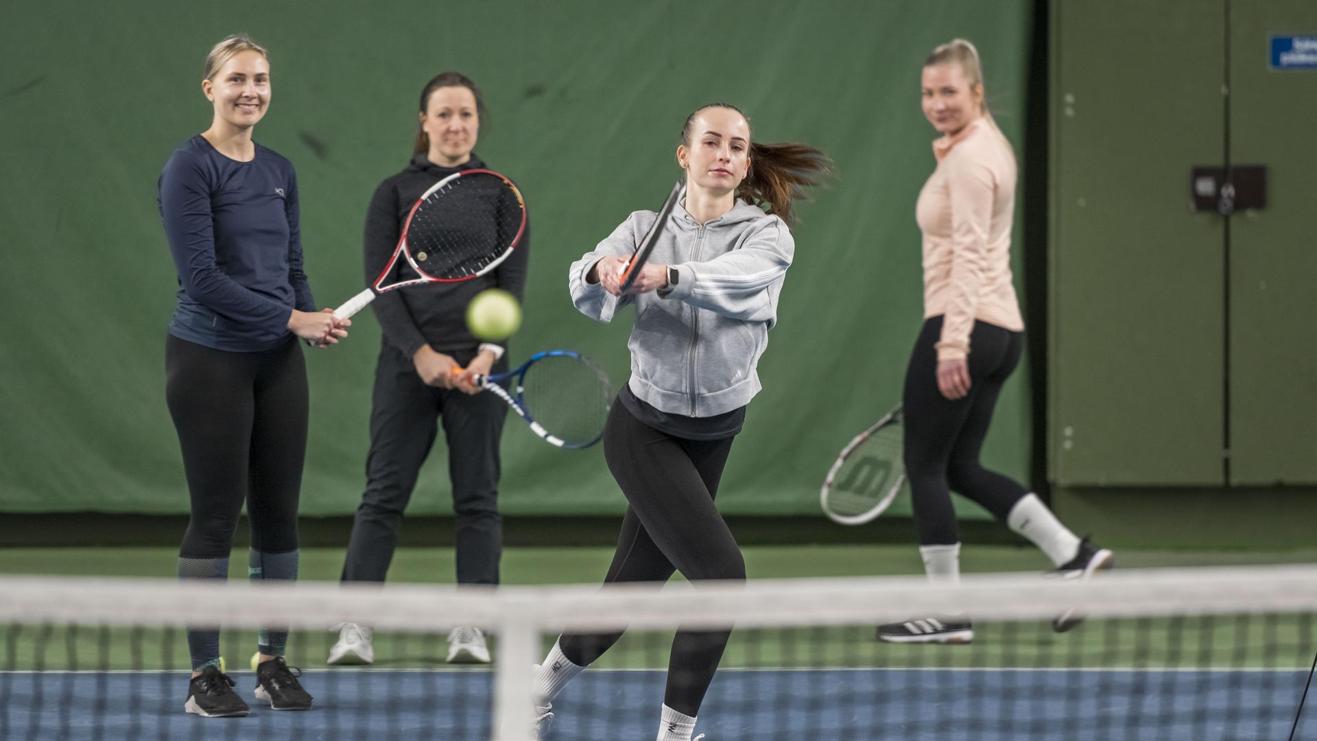 Henkilö pelaa tennistä.