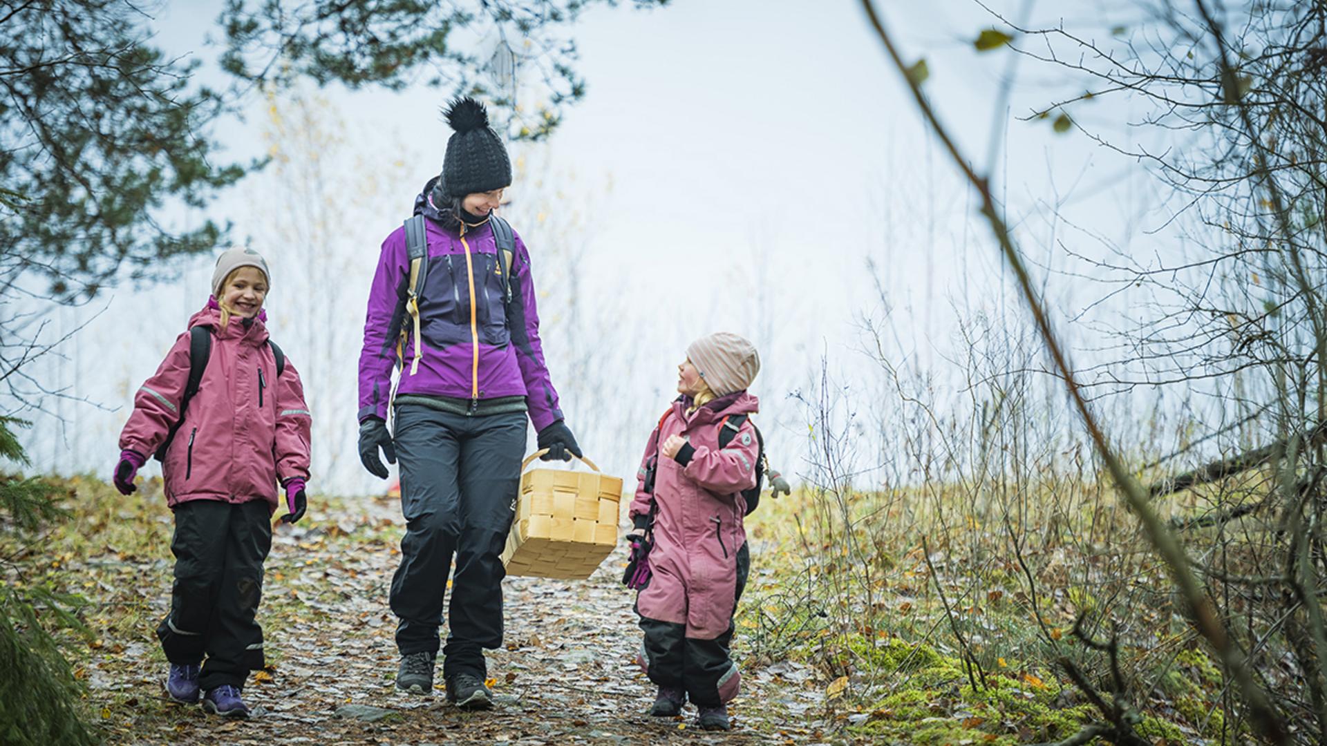 Äiti ja lapset Haunisten altaalla