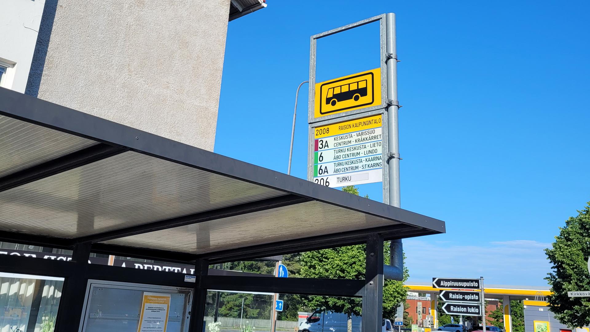 Bussipysäkki Raision keskustassa