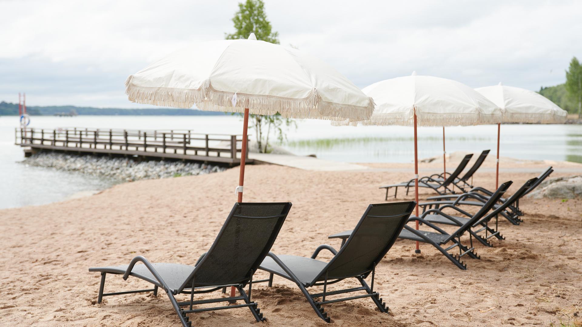 Aurinkotuoleja Playa Del Raision rannalla