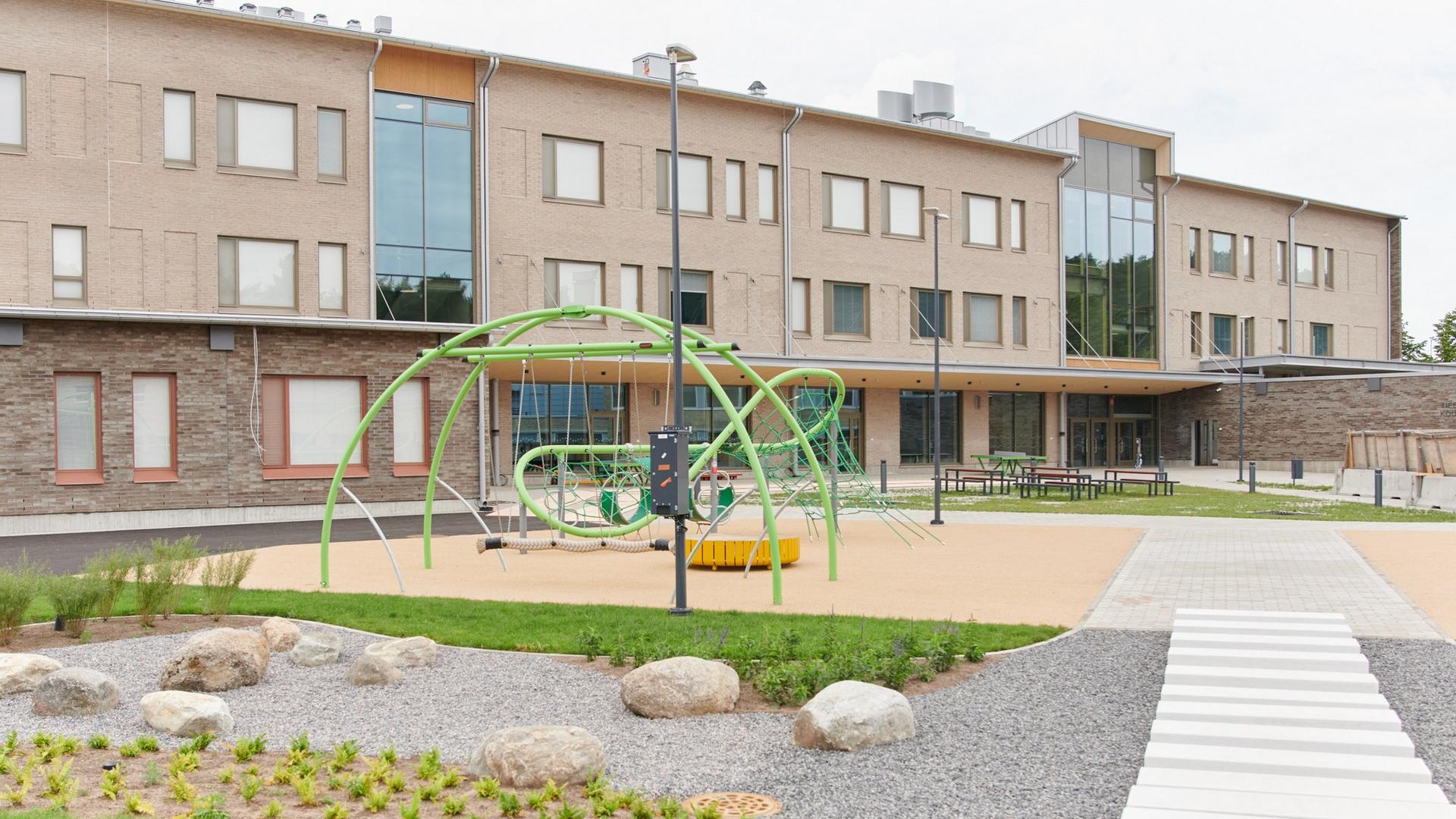 Tiedonpuiston koulun piha.