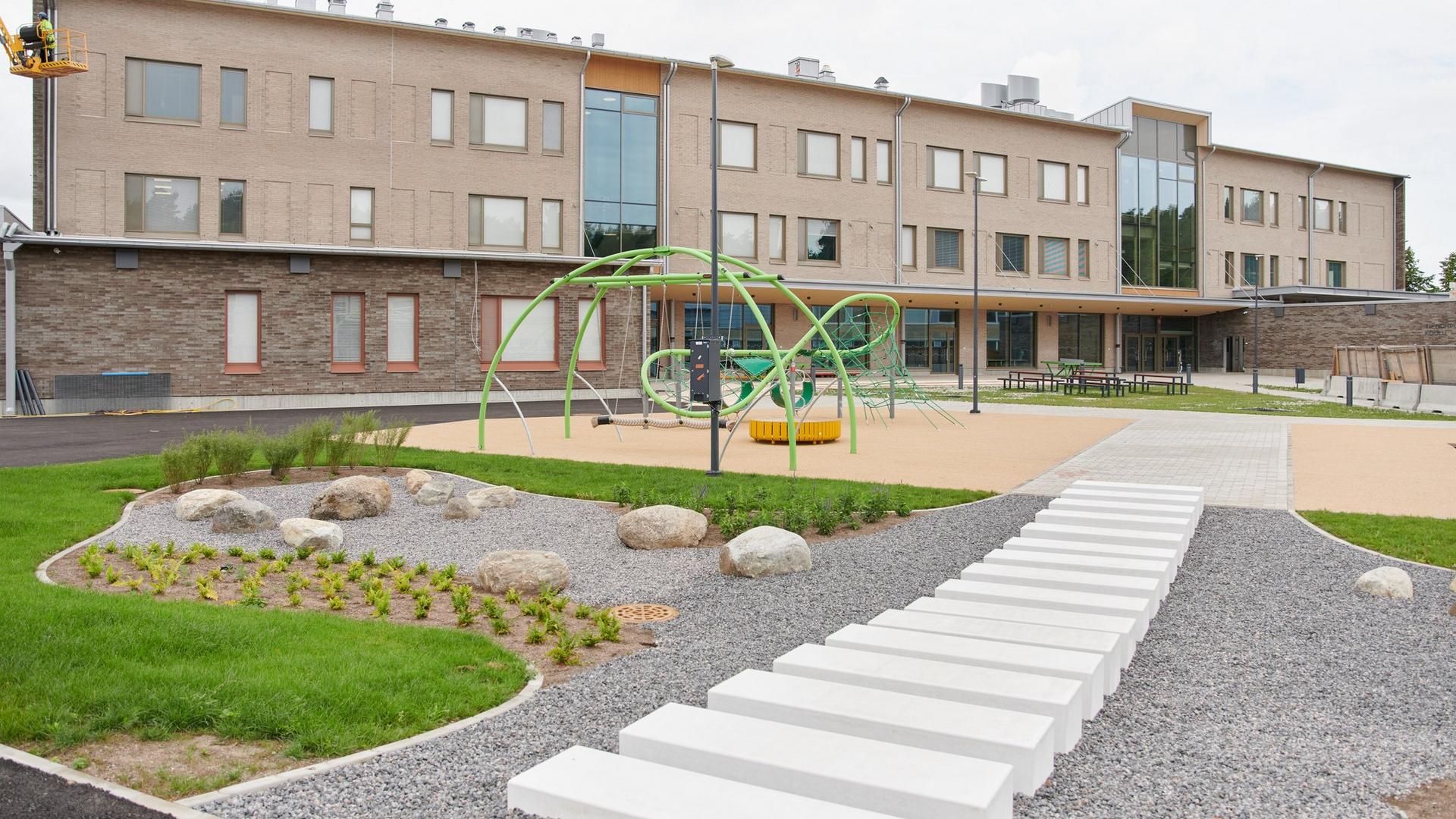 Tiedonpuiston koulun sisäpiha.