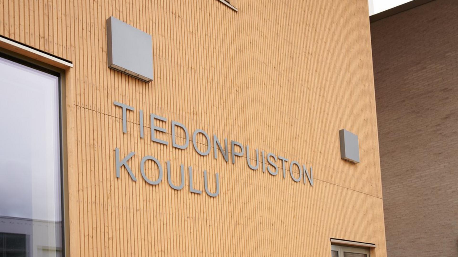 Tiedonpuiston koulun pääovi.