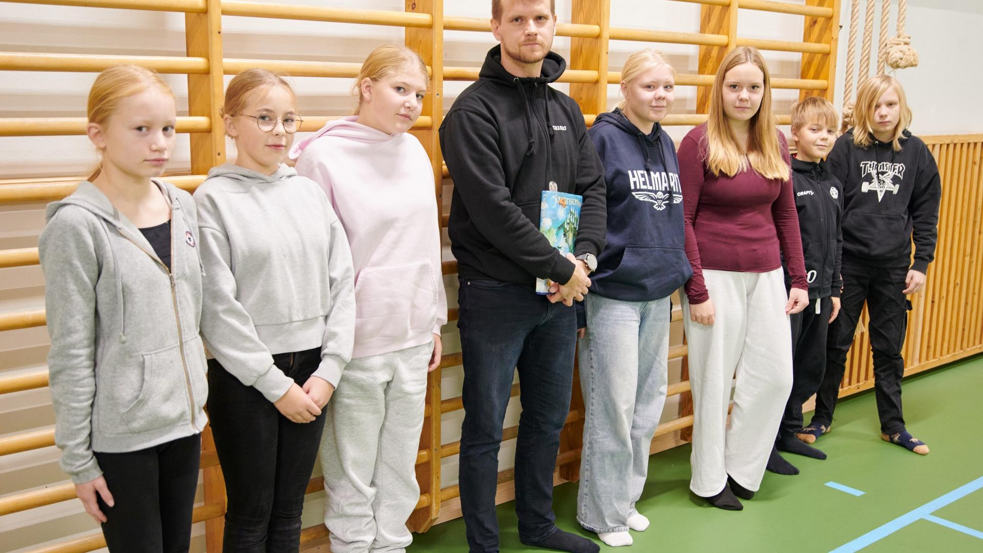 Kaupunginjohtaja lukulähettiläänä Kaanaan koulussa.