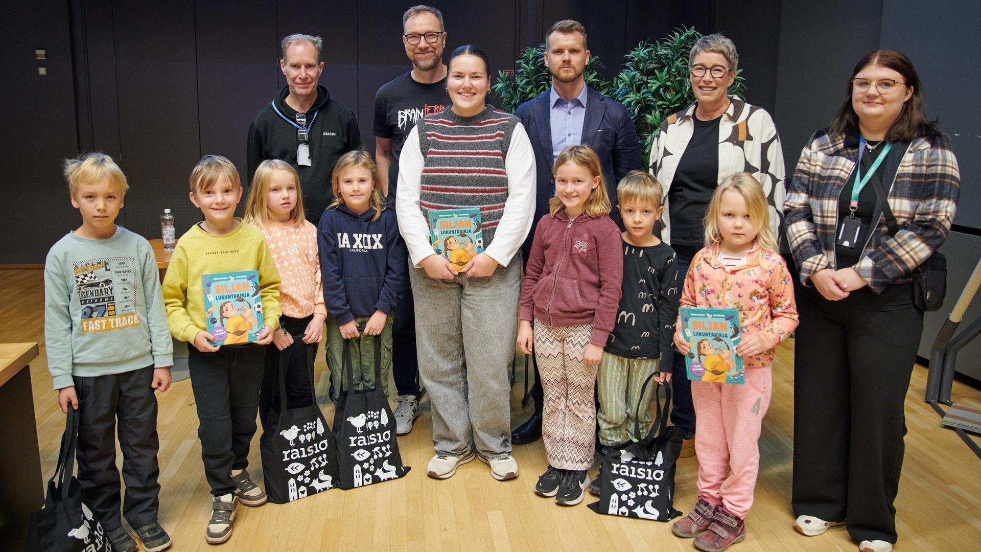 Kuloisten koulun oppilaat vastaanottivat Siljan liikuntakirjan.