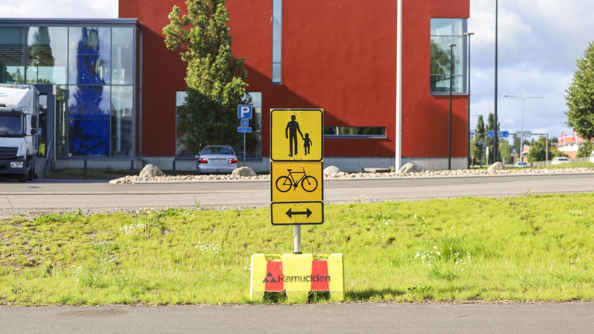 Työmaa Kirjastotalon edustalla.