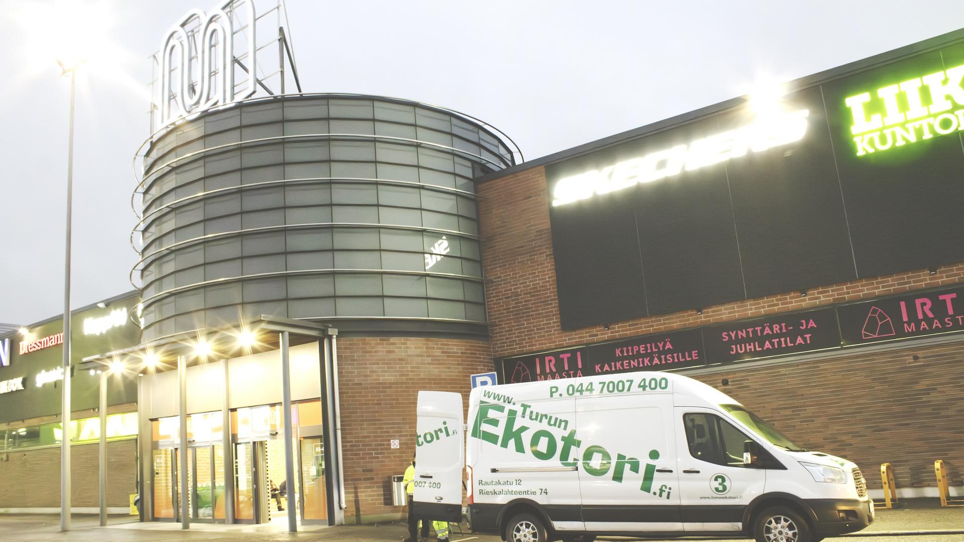 Ekotorin kierrätysauto Myllyn pihalla.