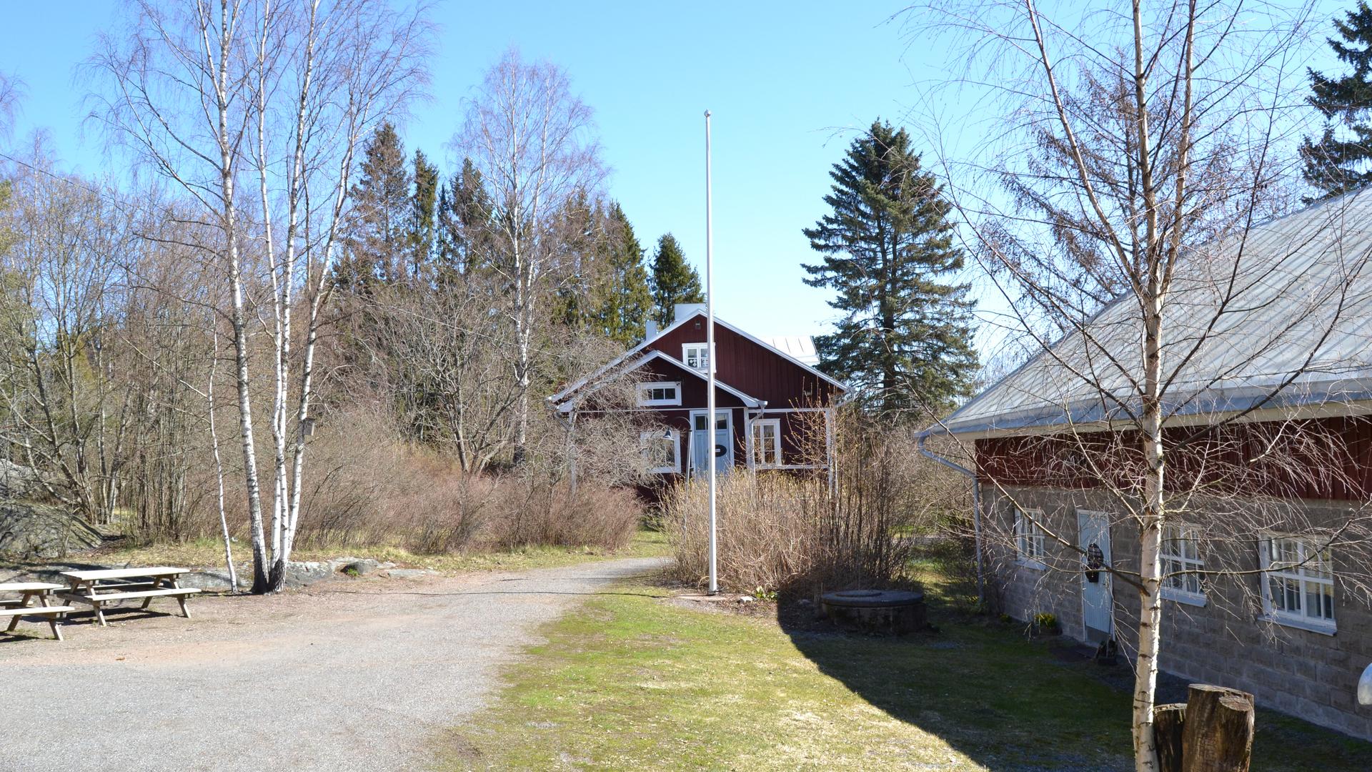 Vuokrattava työpajatila on kuvan oikeassa reunassa olevan Navetta-rakennuksen päädyssä. 