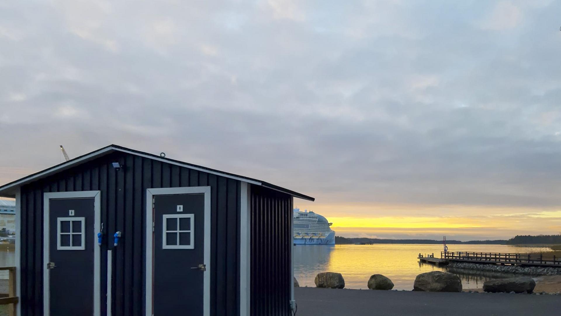 Hahdenniemen talviuintipaikan pukukopit.