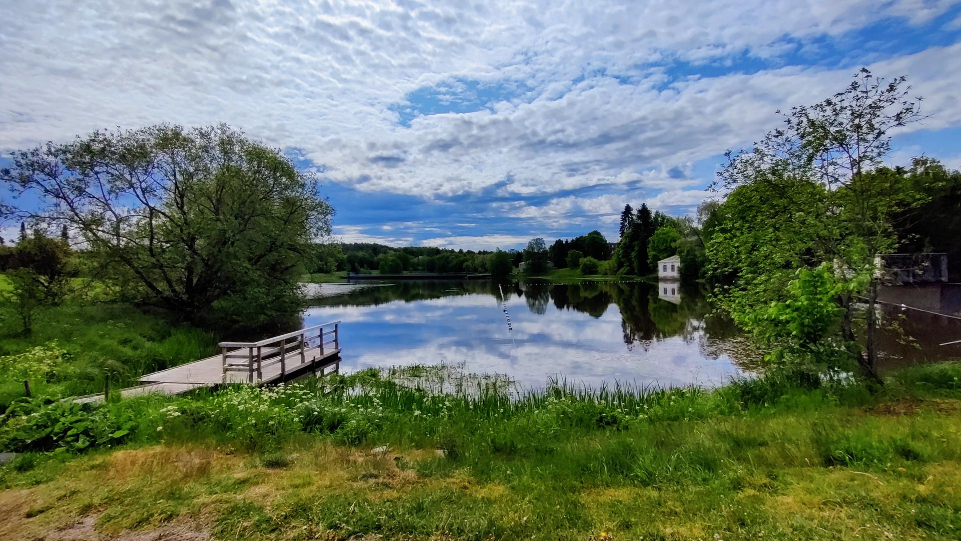 Kuvassa laituri järven rannassa.