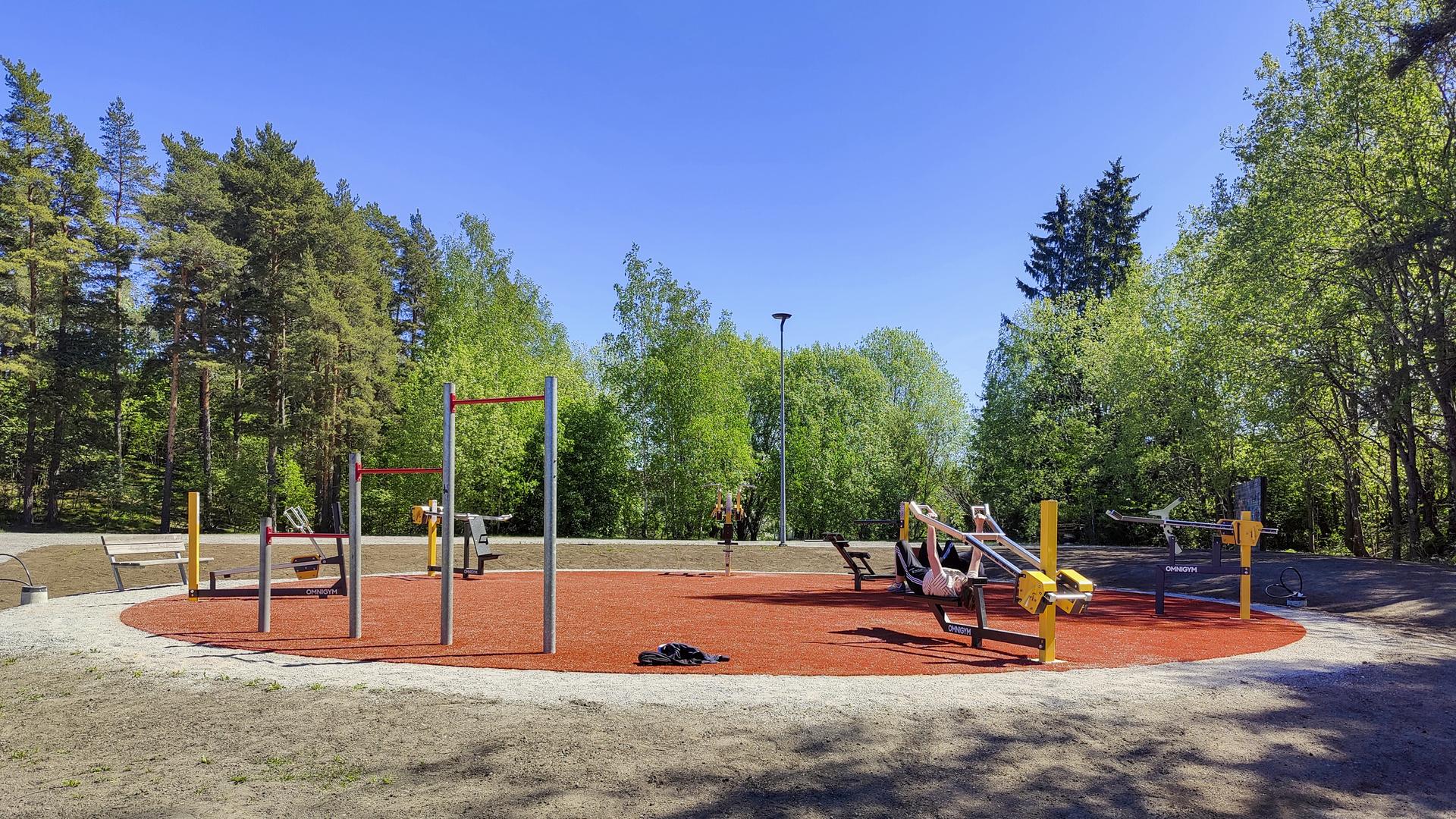Henkilö urheilee Ihalan ulkoliikuntasalilla.