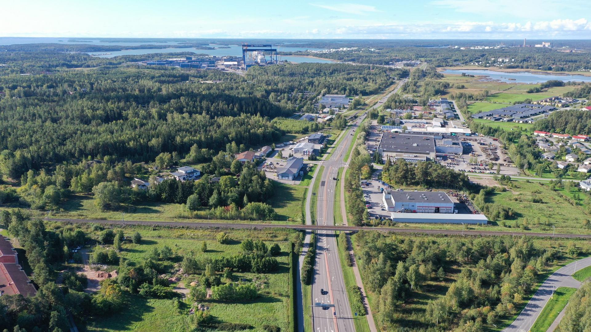 Ilmakuvassa Raision junarata.