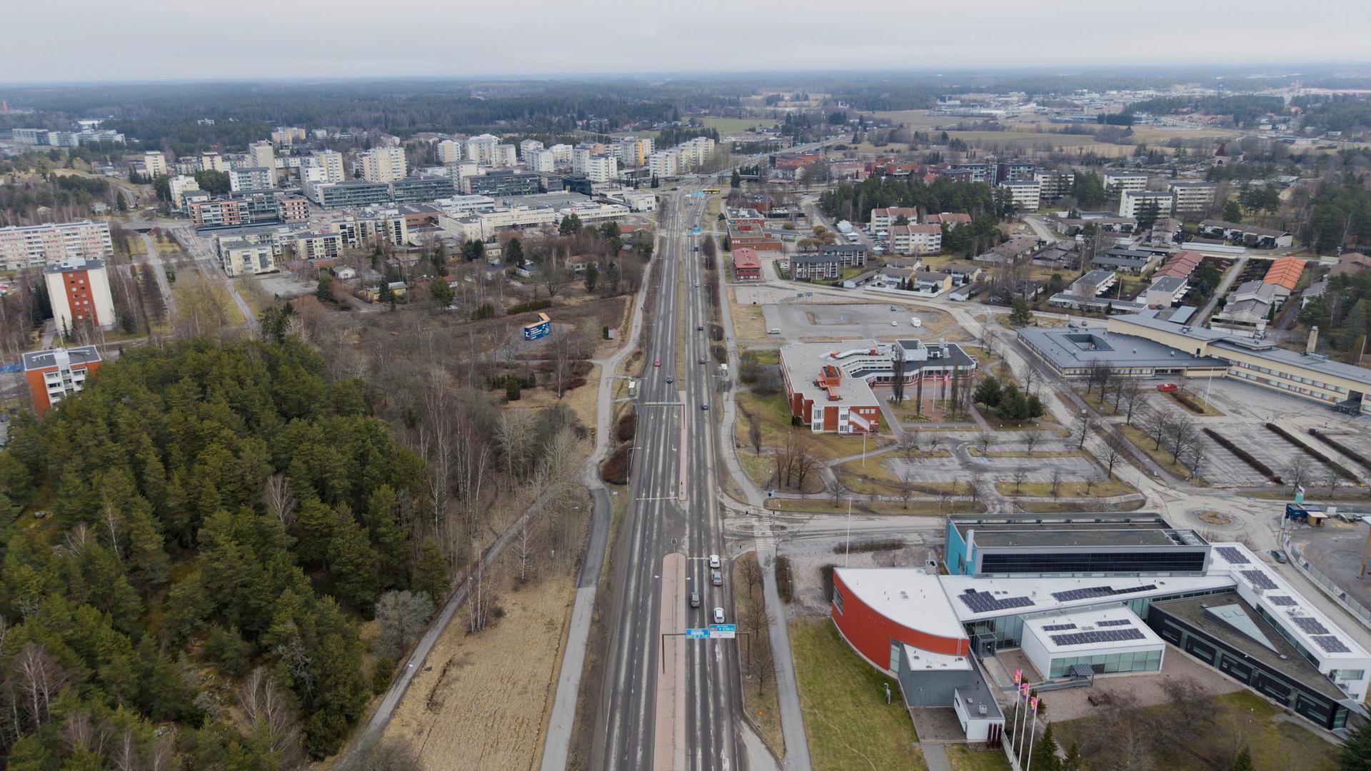 Ilmakuvassa Nesteentie Kirjastotalon kohdalla. 