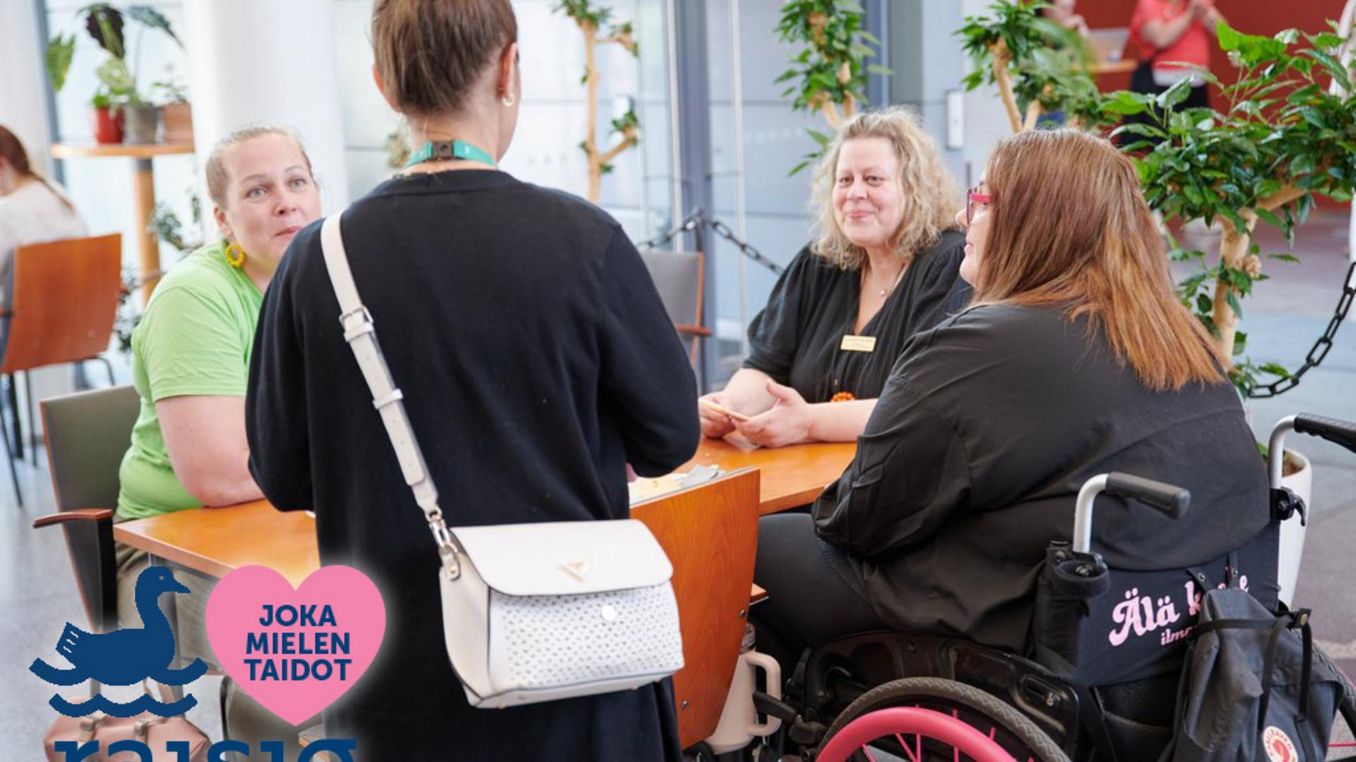 JokaMielentaidot-tapahtuman osallistujia pöydän ympärillä.