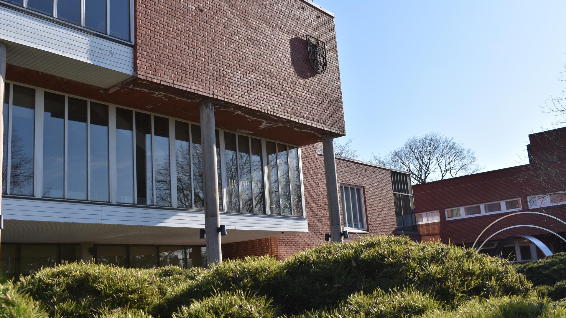 Raision kaupungintalon julkisivu