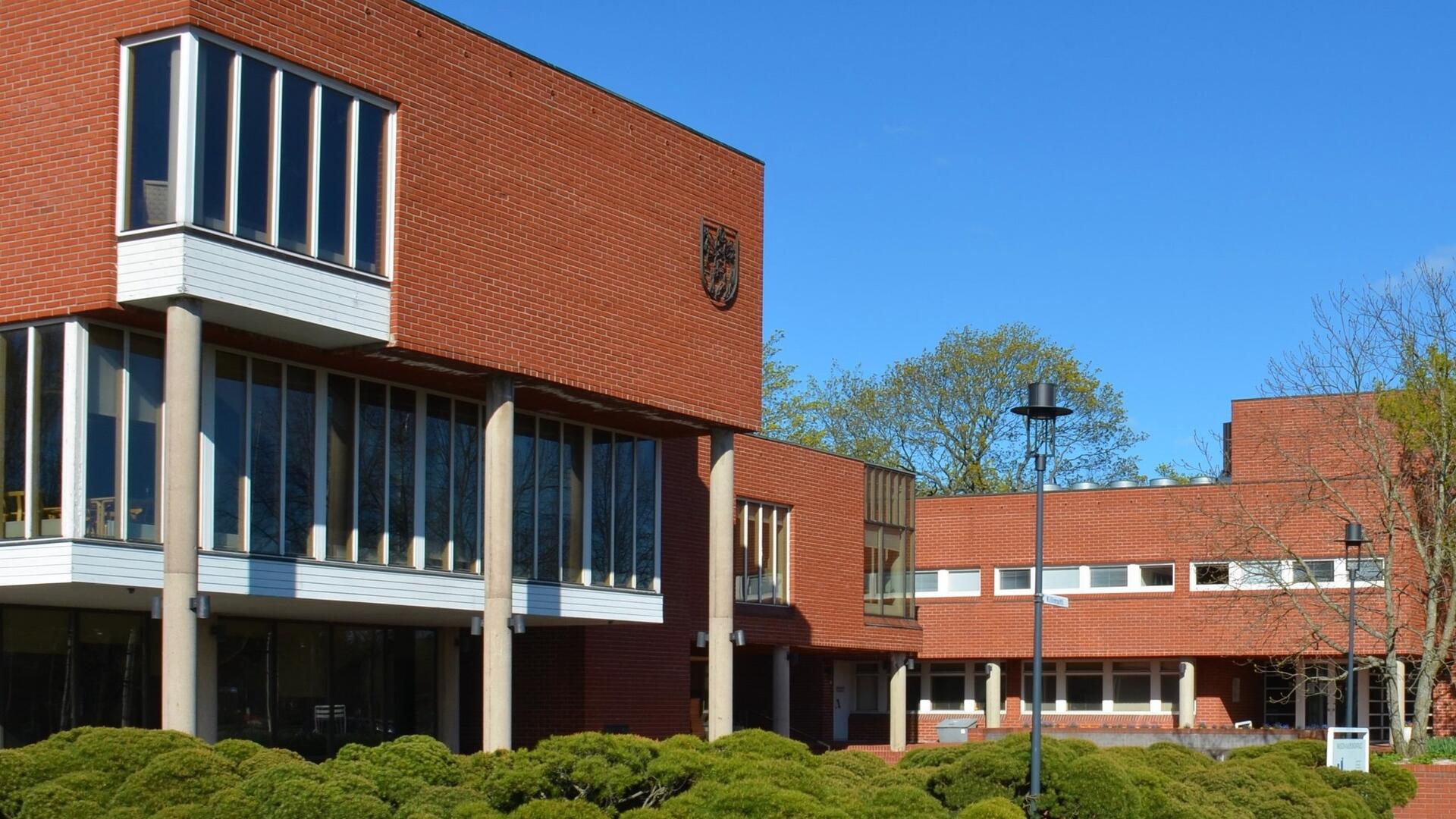 Kaupungintalon julkisivu.