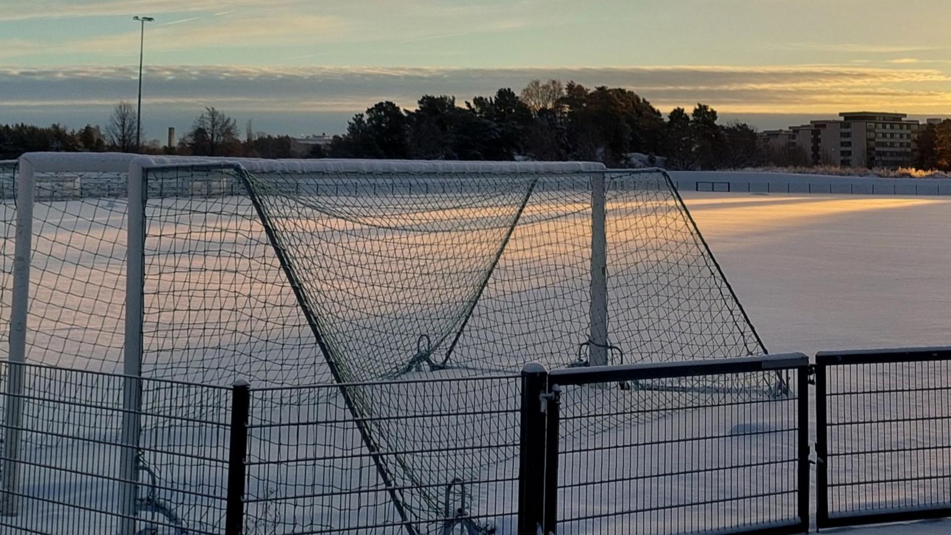 Talvinen jalkapallokenttä Raision Kerttulassa.
