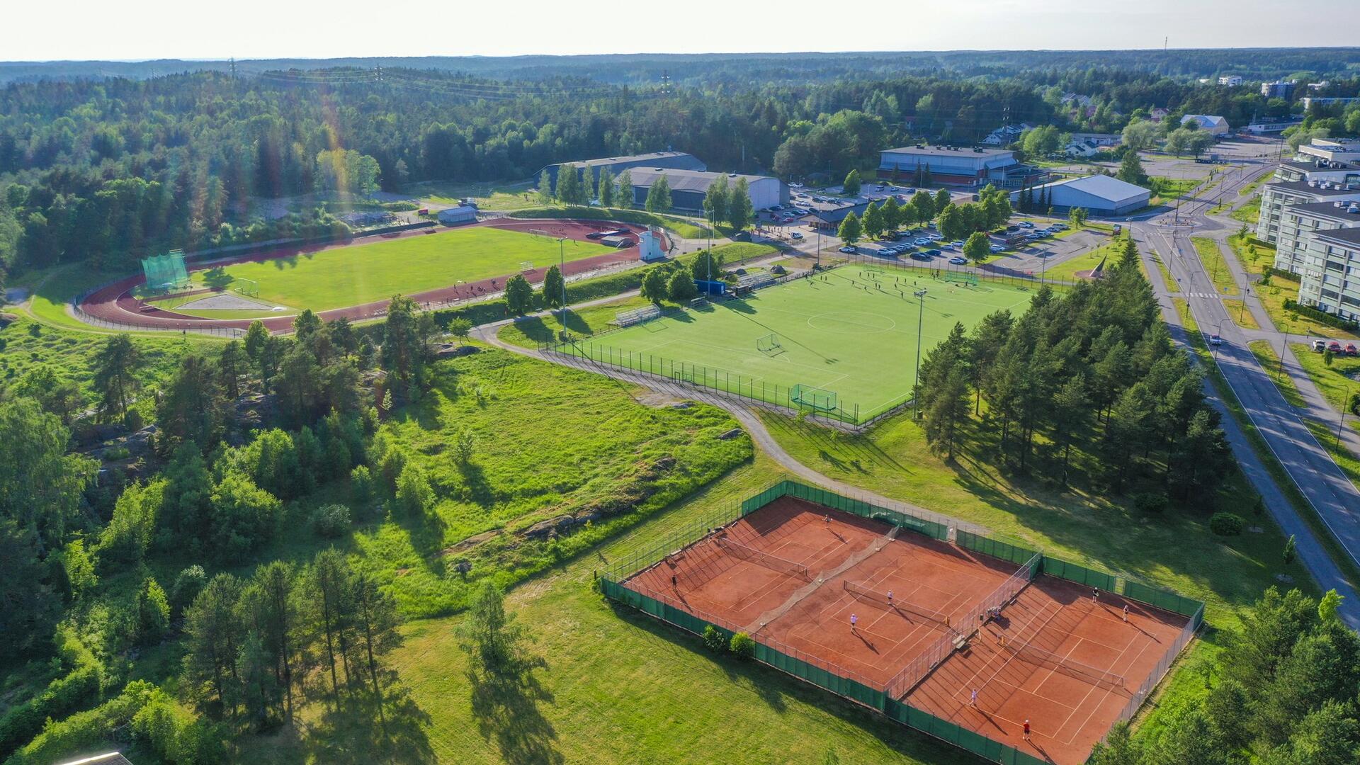 Ilmakuvassa Kerttulan liikuntakeskuksen kentät. 
