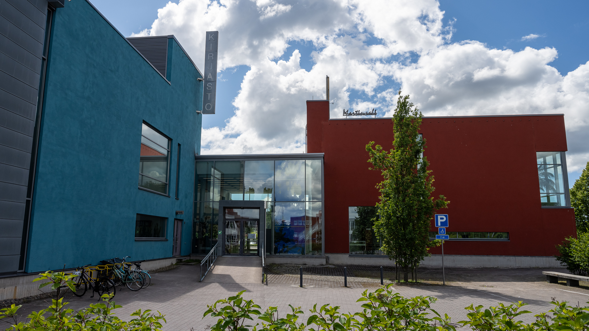 Kirjastotalon julkisivu kesäpäivänä. 